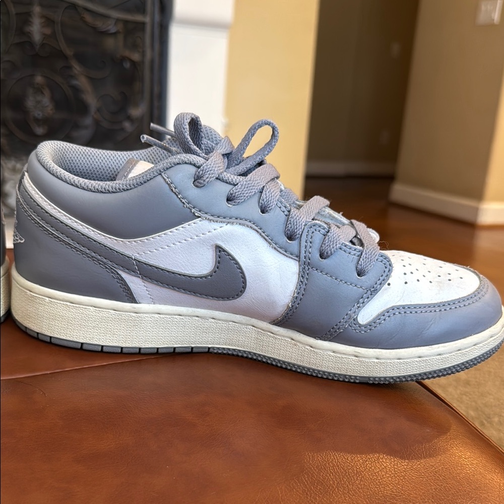 Nike Gray and White Low-Top Sneakers - Picture 10 of 10